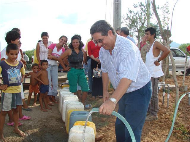 Gobernador Inaugura Piletas de Agua en Furatena