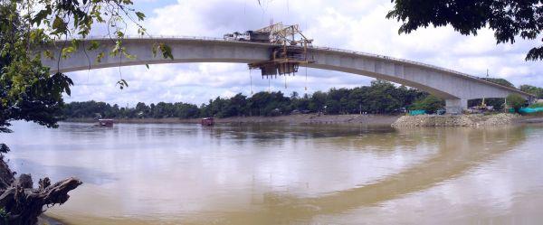 Momento en que se coloca la última dovela del puente de la 41 sobre el río Sinú