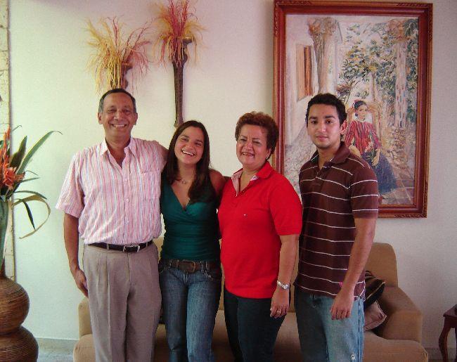 Marta con su esposo Jairo Ruíz y sus hijos Melissa y Jairo