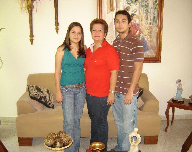 Marta con sus hijos Melissa y Jairo