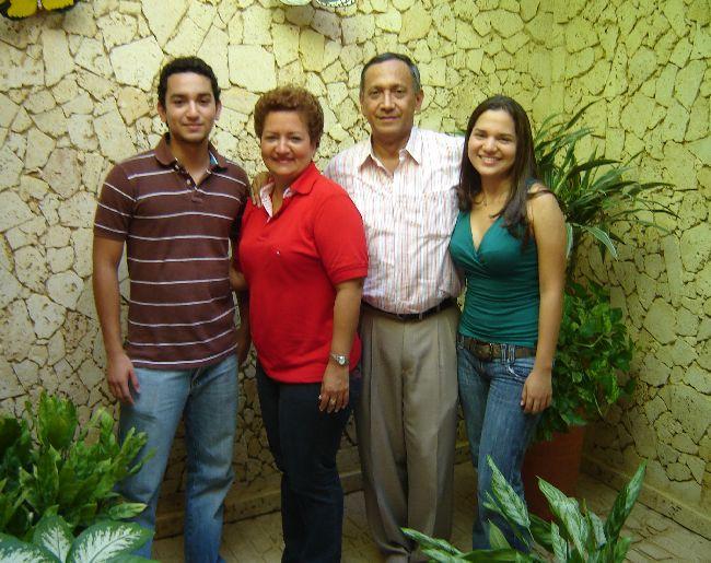 Marta con su esposo Jairo Ruíz y sus hijos Jairo y Melissa